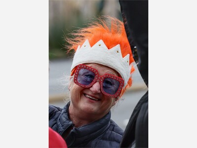 More Than 500 Gather in Lake Forest Park for No Kings Rally